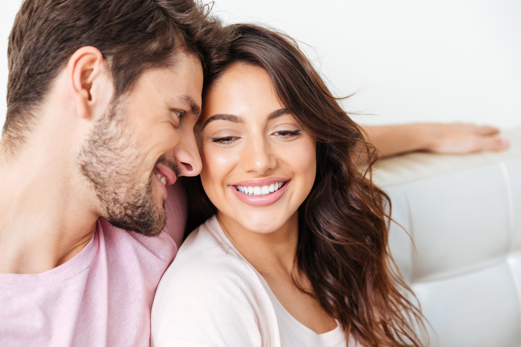 Detail portrét krásné usmívající se pár na gauči - Fotografie, Obrázek