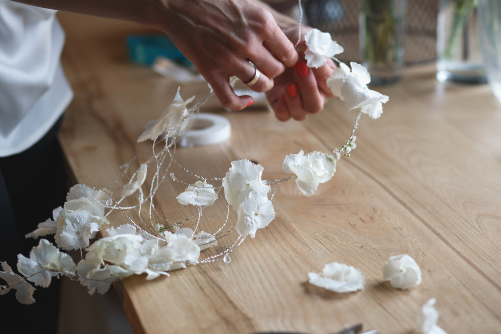 Kwiaciarnia w pracy: Kobieta Dokonywanie kompozycji kwiatowych z różnych kwiatów - Zdjęcie, obraz