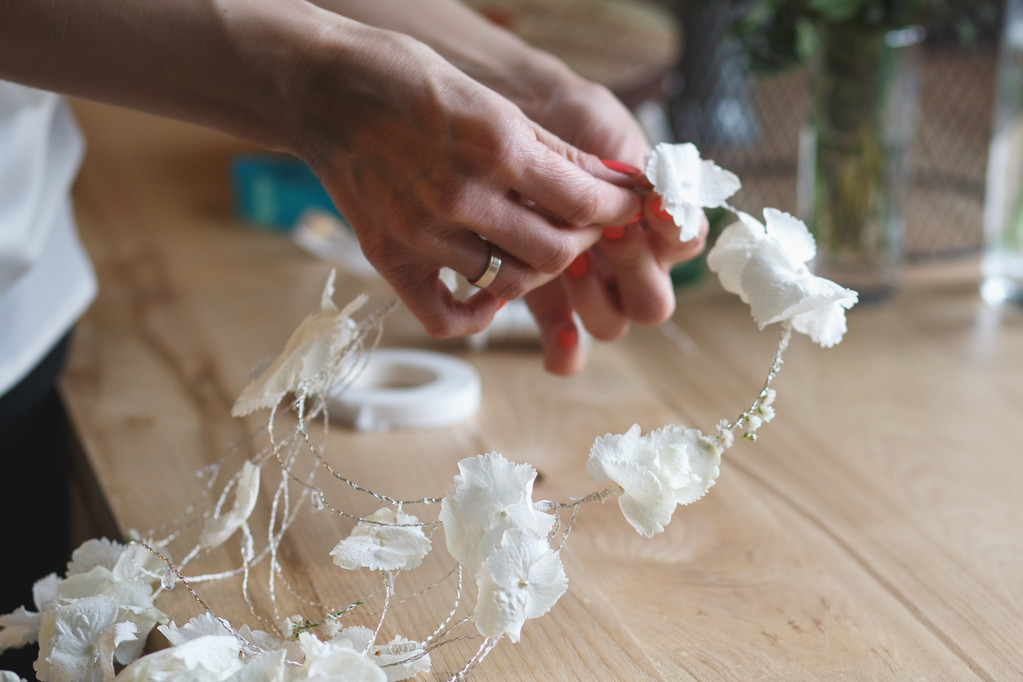 Fleuriste au travail : femme faisant la composition florale de différentes fleurs
 - Photo, image