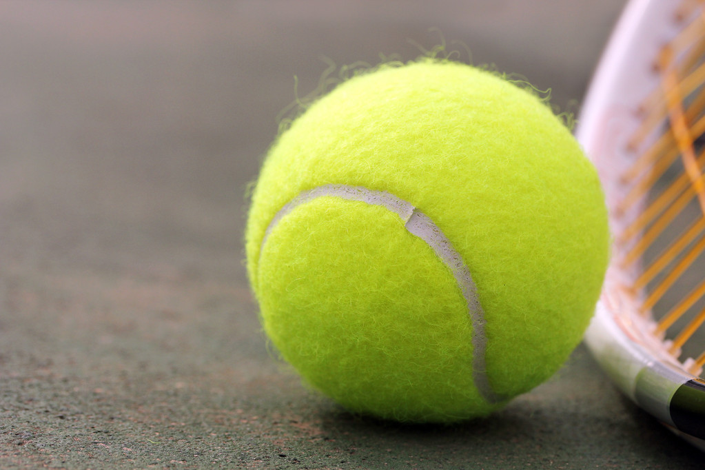 Racket(racquet) yanına yerleştirilen yeni sarı renkli tenis topu - Fotoğraf, Görsel
