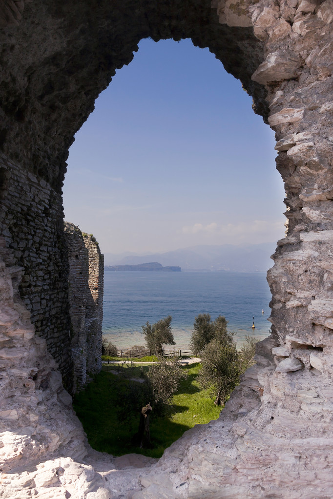Rzymskie ruiny, jaskinie catullo na Włochy jezioro garda - Zdjęcie, obraz
