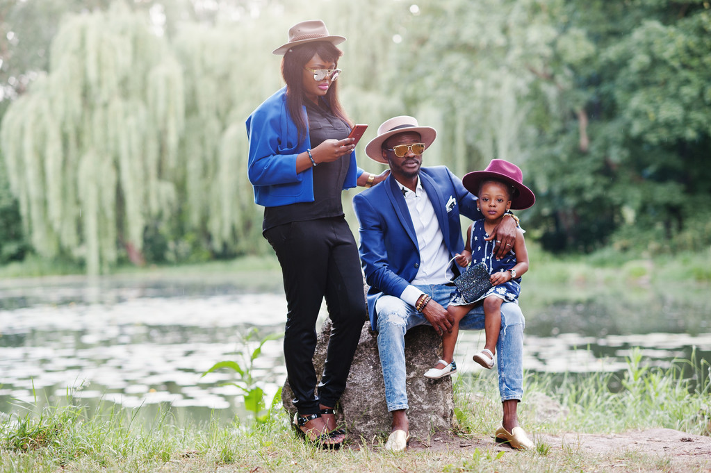 Κομψό και πλούσια αφρικανική αμερικανική οικογένεια - Φωτογραφία, εικόνα