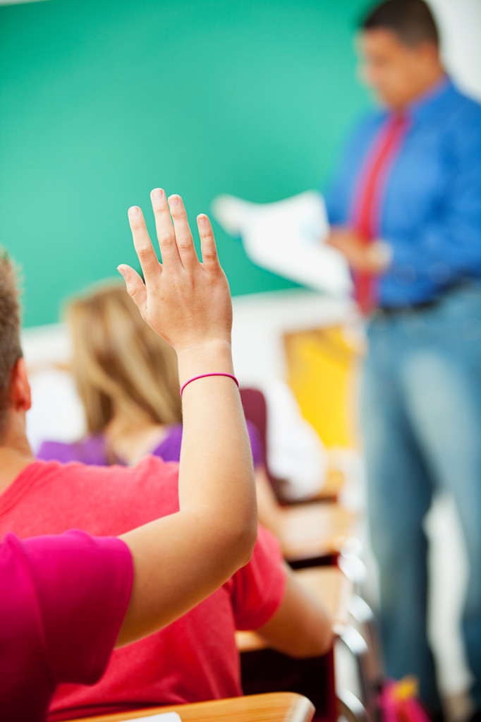 Вища школа: дівчина піднімає руку в класі
 - Фото, зображення