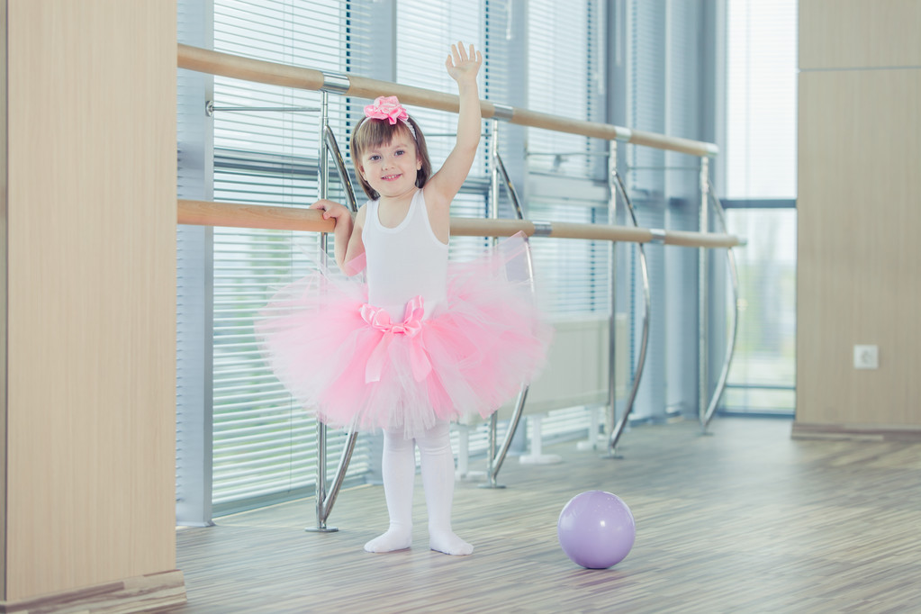 Чарівна дитина танцює класичний балет в студії
. - Фото, зображення