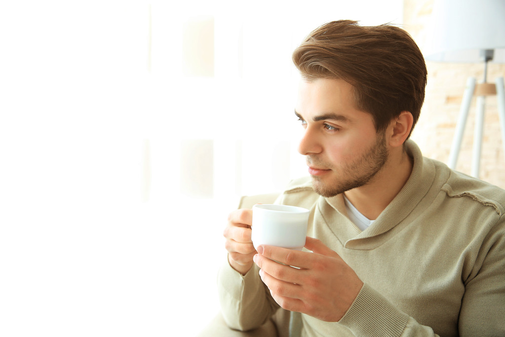 Bello uomo bere caffè - Foto, immagini