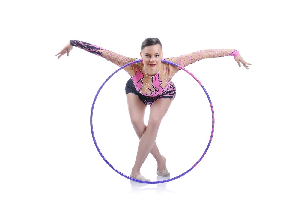 Güzel sanatsal kadın jimnastikçi egzersiz, sanat jimnastik elemanı performans - Fotoğraf, Görsel