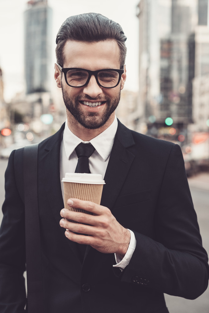 コーヒー カップを保持している完全なスーツの男 - 写真・画像