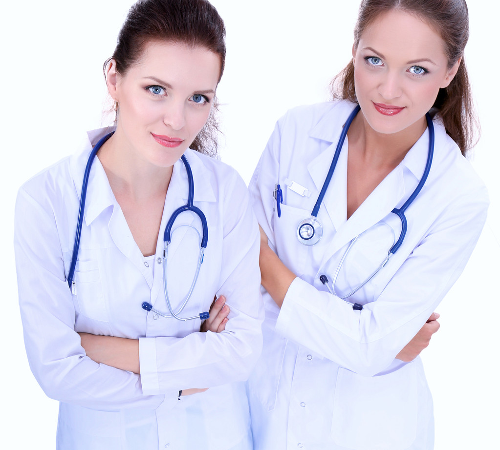 Две молодые женщины-доктора, стоящие в больнице - Фото, изображение