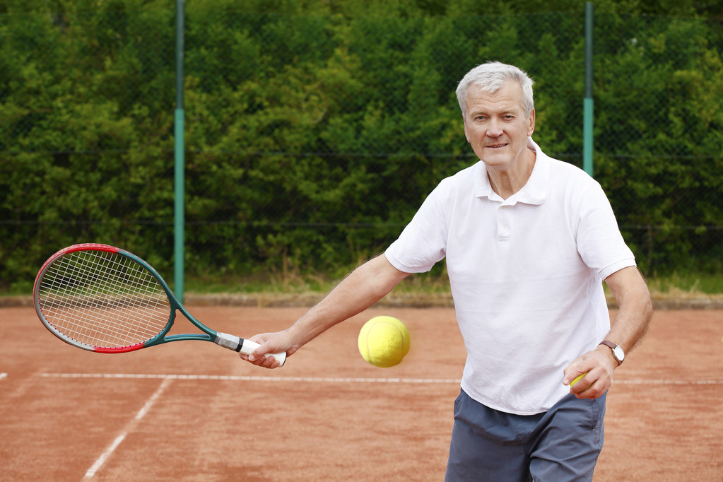 Mies palvelee Tennis Ball
 - Valokuva, kuva