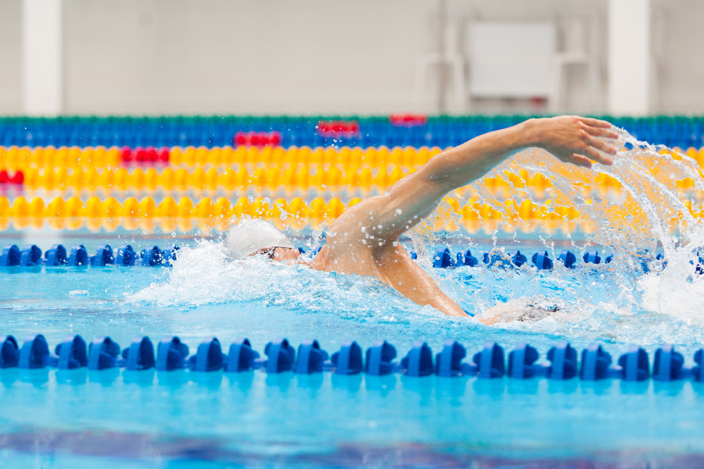 Homem nadador nadador rastejar em água azul
. - Foto, Imagem