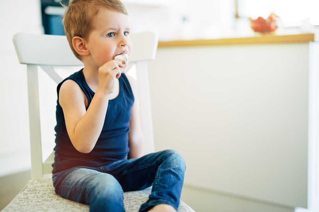 Dziecko jedzenie lodów w salonie - Zdjęcie, obraz