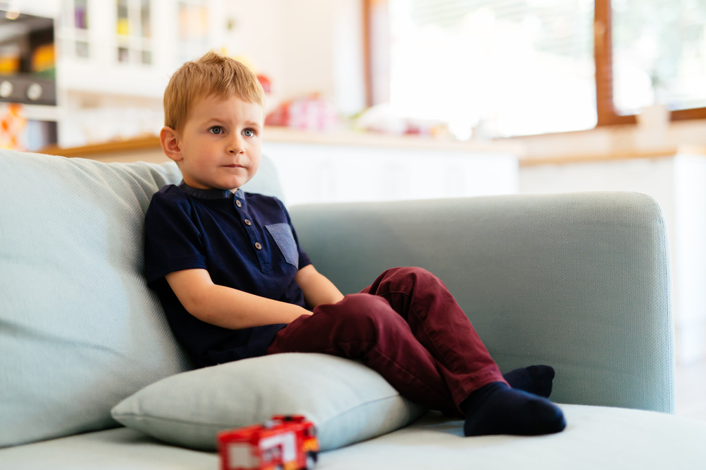 Oturma odasında kanepede oturan çocuk  - Fotoğraf, Görsel