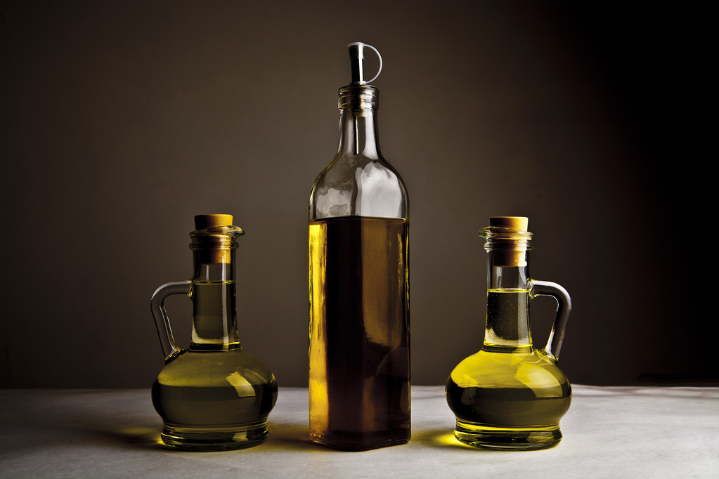 kolme pulloa oliiviöljyä
 - Valokuva, kuva
