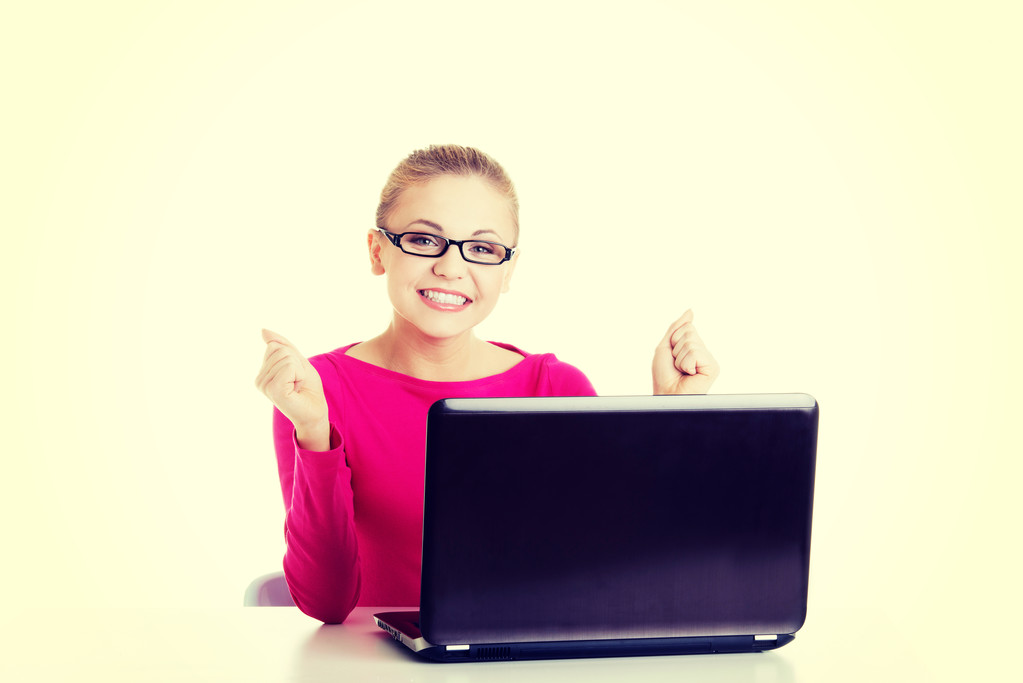 Joven mujer feliz sentado en frente de la computadora portátil
. - Foto, imagen