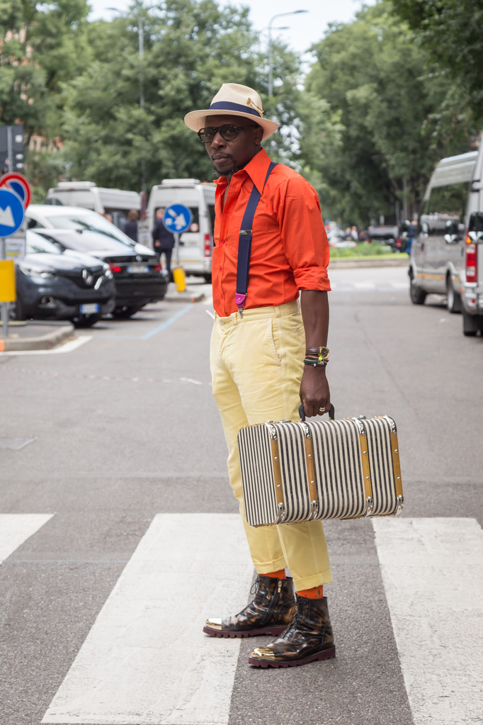 El hombre a la moda posando durante la Semana de la Moda de Milán Hombres
 - Foto, imagen