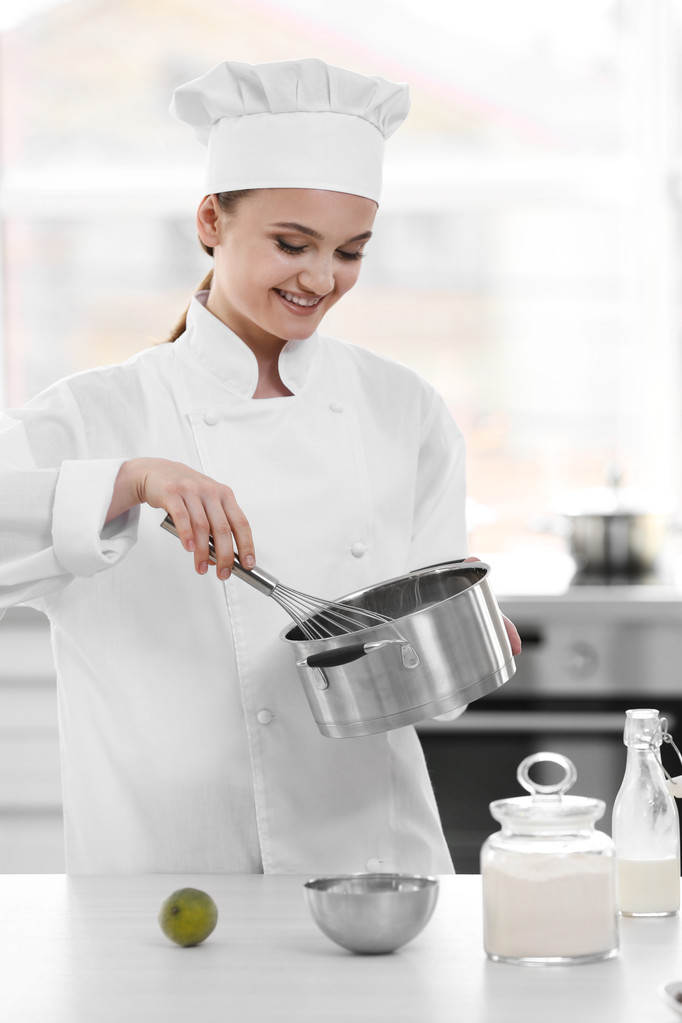 Chef femenino trabajando en la cocina
 - Foto, imagen