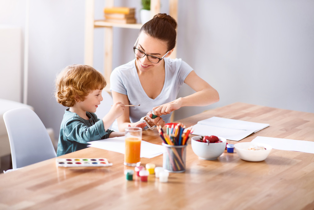 Donna che dipinge con suo figlio
 - Foto, immagini