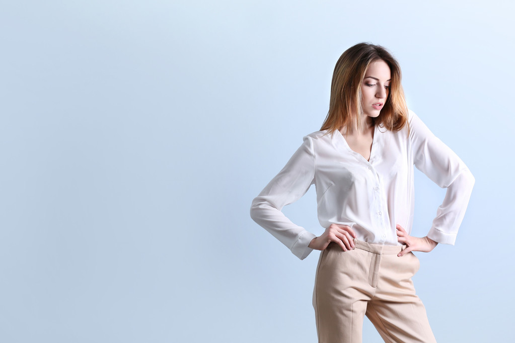 donna in camicia bianca e pantaloni beige
 - Foto, immagini
