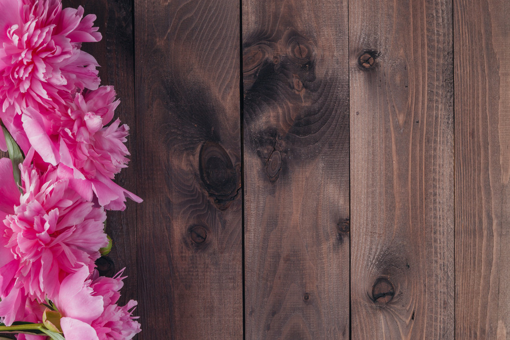 peonías rosadas sobre fondo de madera - Foto, imagen