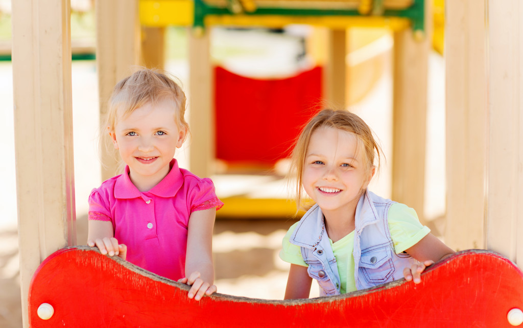 niñas felices en el parque infantil
 - Foto, Imagen