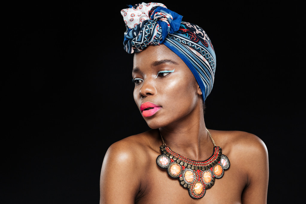 Közeli portréja vonzó afrikai nő néz el - Fotó, kép