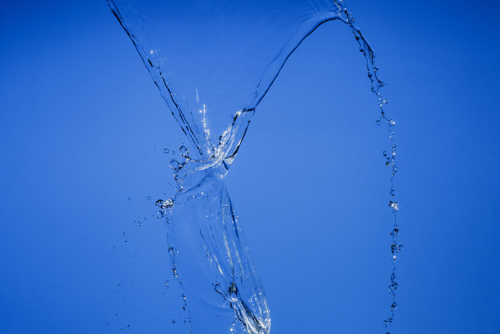 Водоспад на синьому фоні
 - Фото, зображення