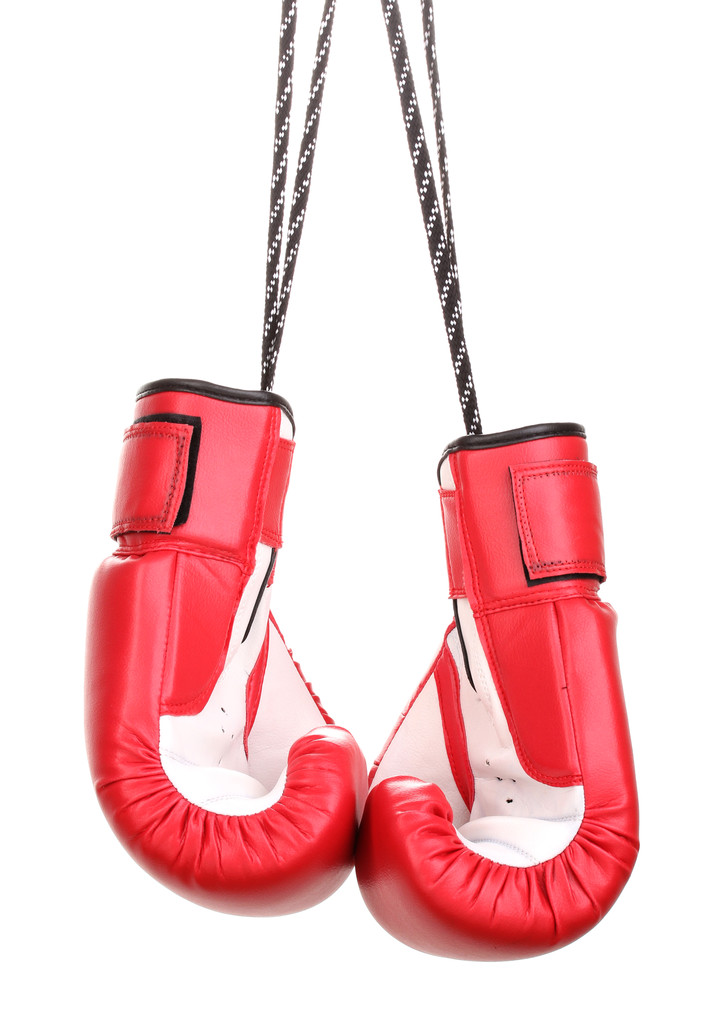 Rote Boxhandschuhe hängen isoliert auf weißem Grund - Foto, Bild