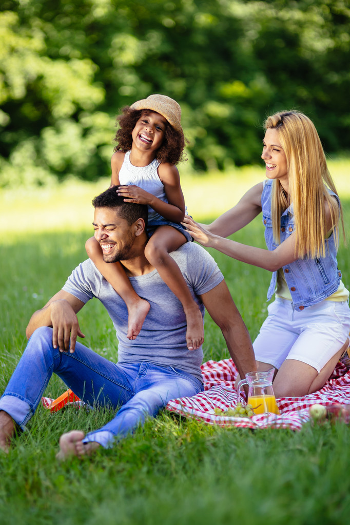 Familie buiten picknicken - Foto, afbeelding
