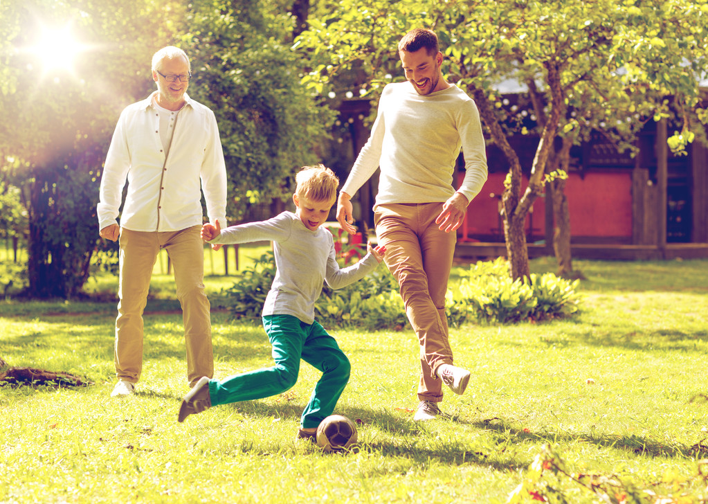 boldog család focizni szabadban가족, 행복, 세대, 가정 및 사람들 개념-행복 한 가족 집 야외 앞 축구 - Fotó, kép