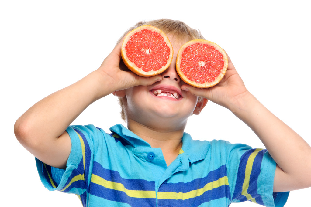 Çocuk taze meyve ile oynuyor - Fotoğraf, Görsel