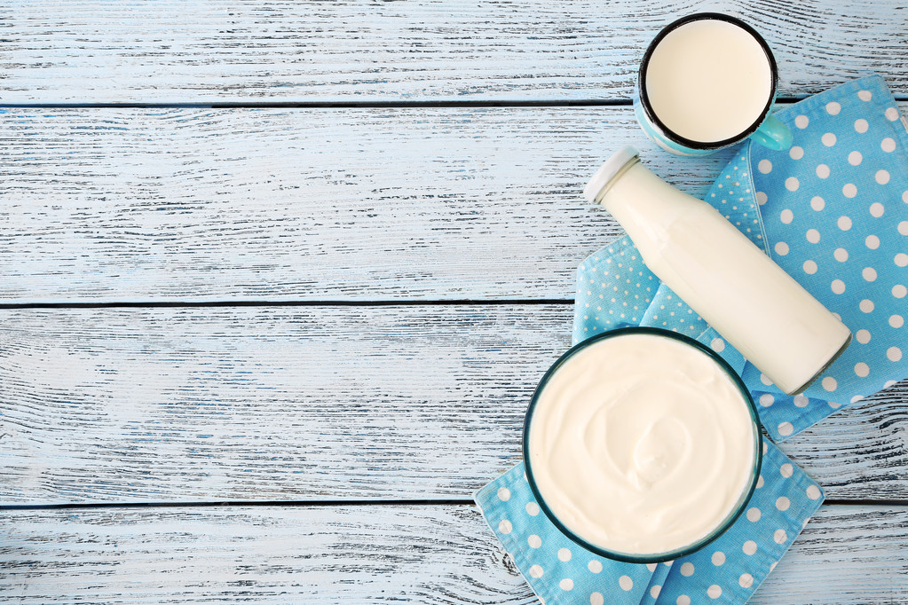 Молочные продукты на столе
 - Фото, изображение