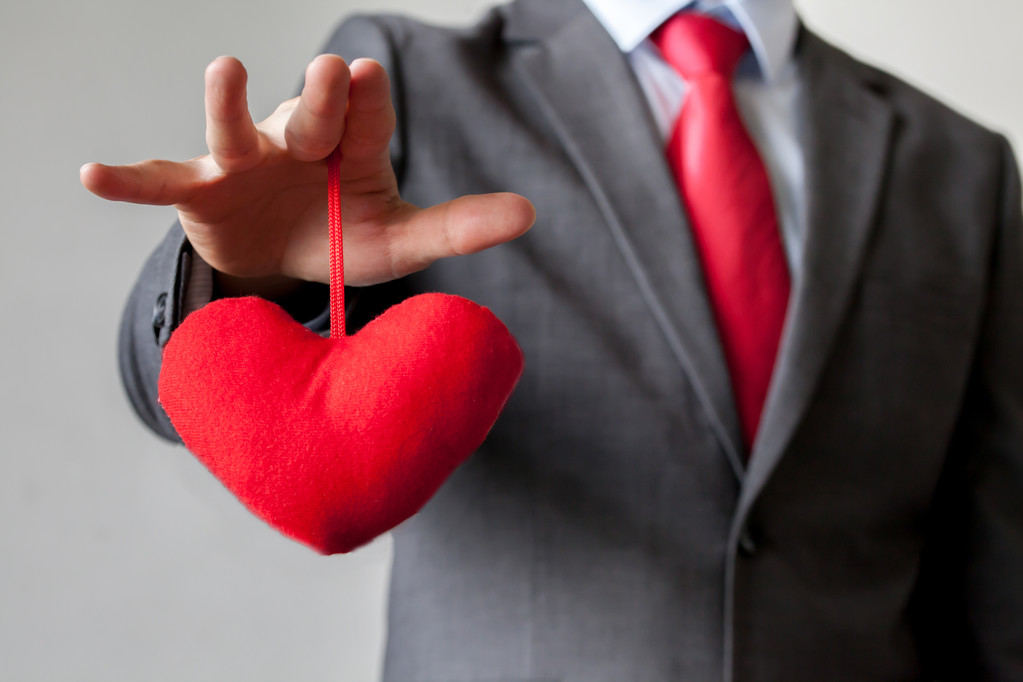 Zakenman winnen en beheersing van klant hart concept - Foto, afbeelding