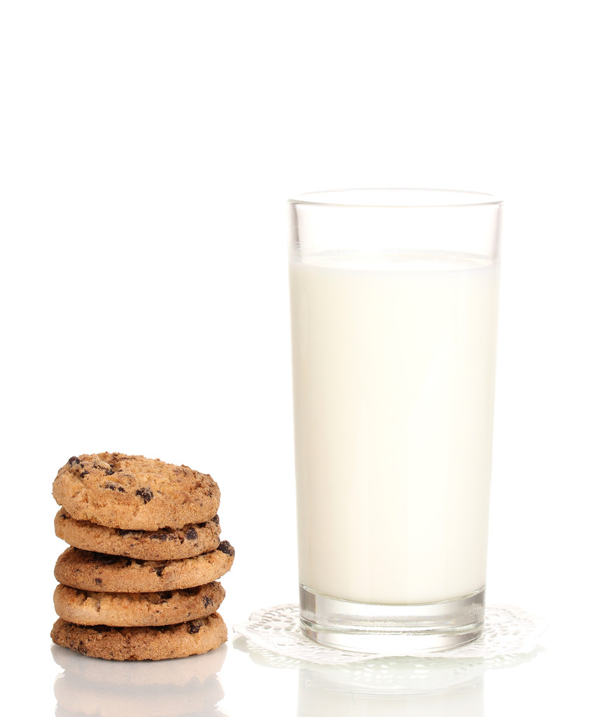 ποτήρι γάλα και τα cookies που απομονώνονται σε λευκό - Φωτογραφία, εικόνα