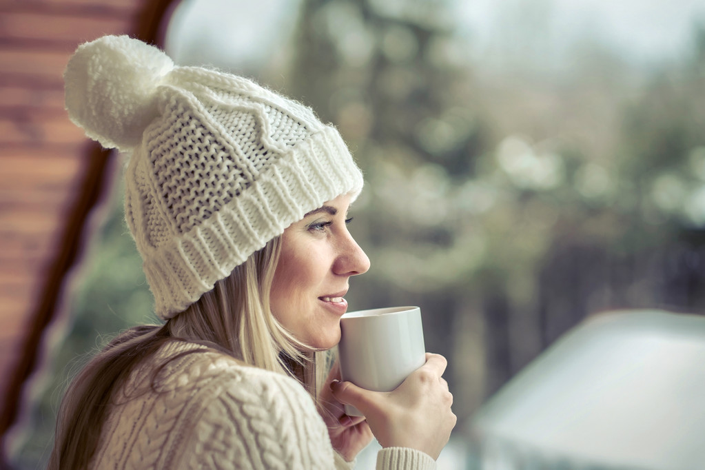 Hembra con taza de café en invierno
 - Foto, Imagen