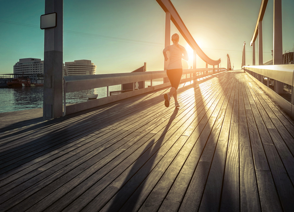 Mulher correndo na ponte
 - Foto, Imagem