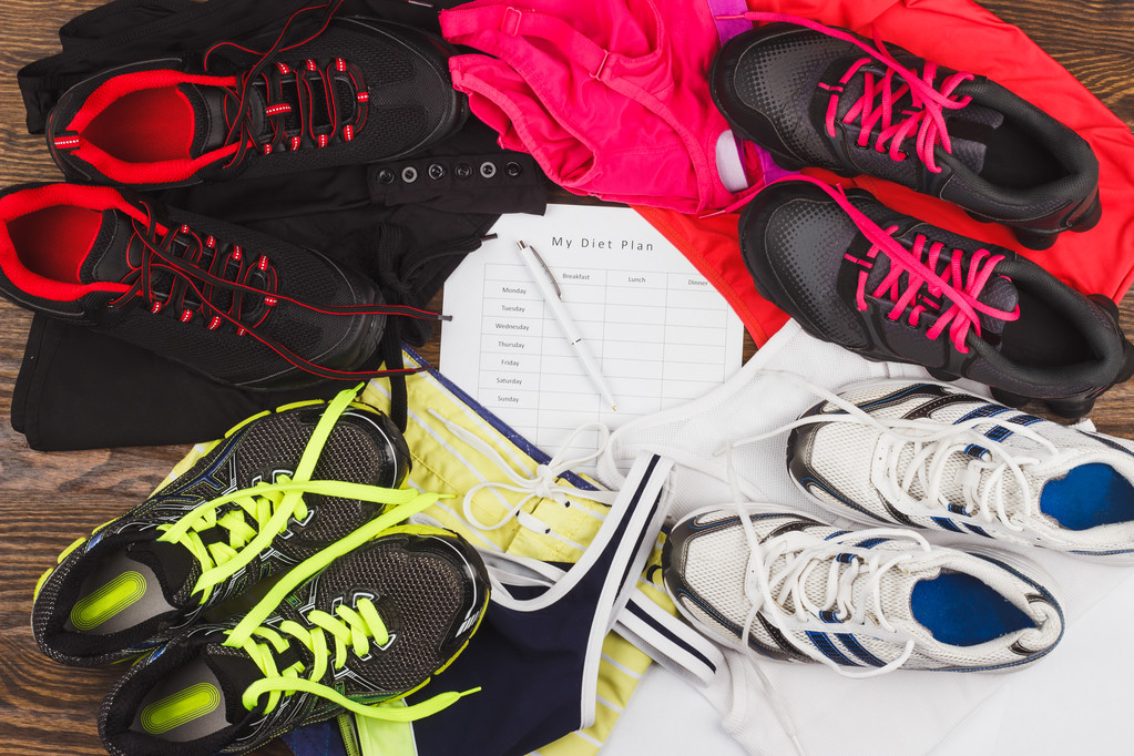 Sneakers, sport kleding en een dieetplan - Foto, afbeelding