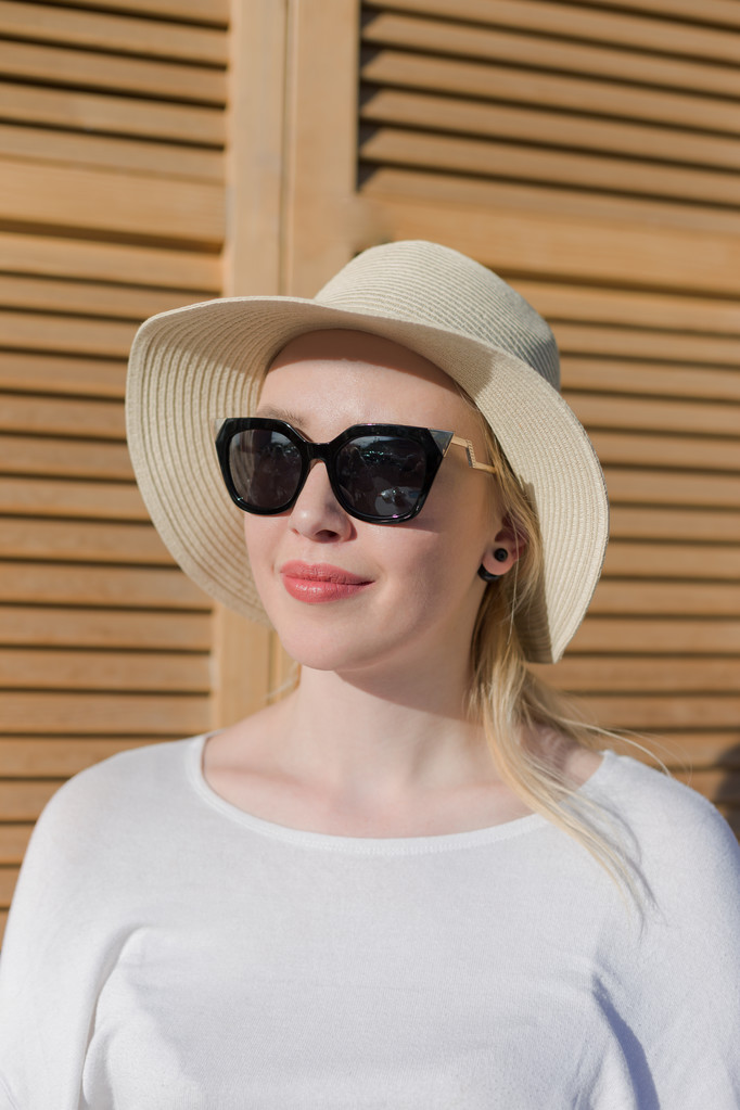 Nuori tyttö hattu ja aurinkolasit
 - Valokuva, kuva