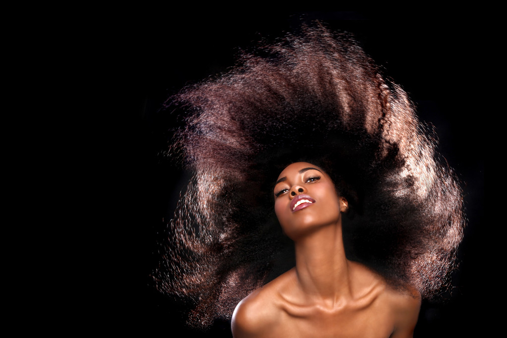 ohromující portrét africké americké černé ženy s velkými vlasy - Fotografie, Obrázek
