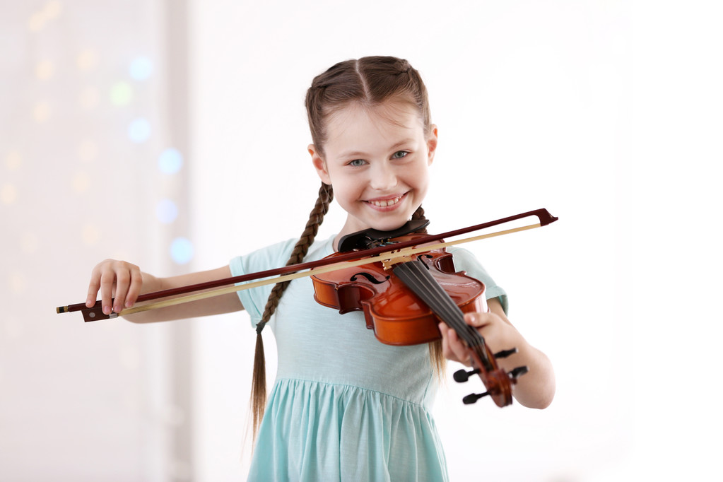 Niña tocando el violín
 - Foto, Imagen