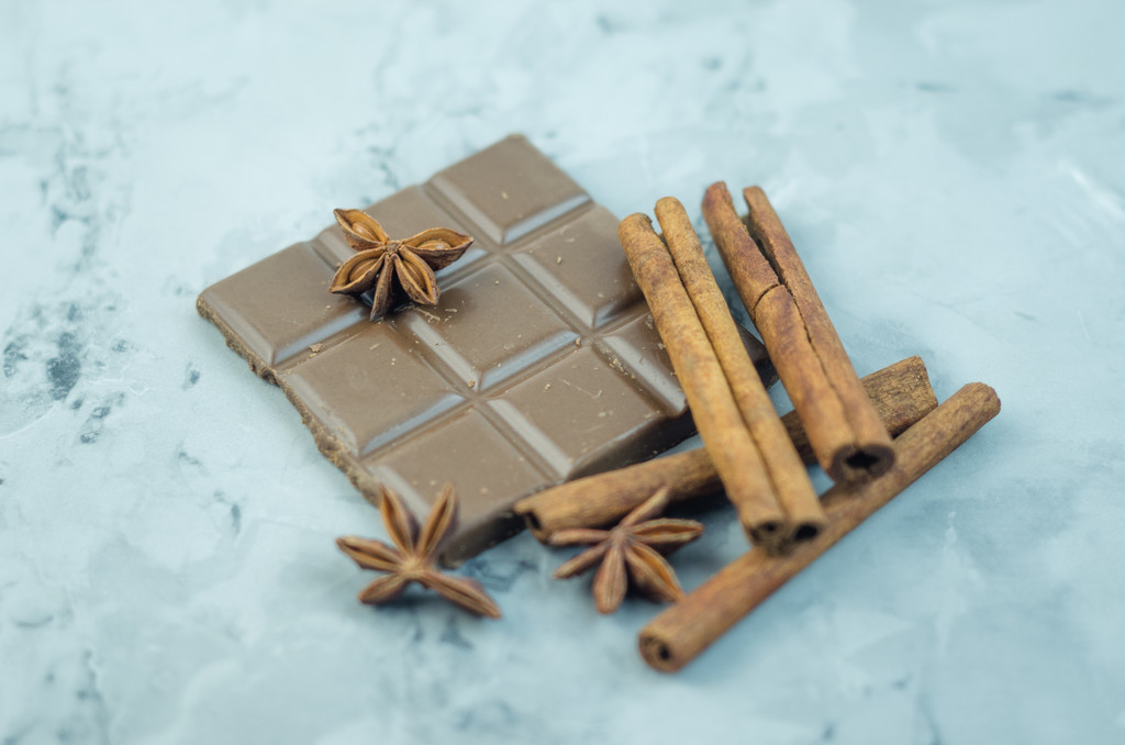 Milk chocolate, cinnamon sticks and star anise - Photo, Image