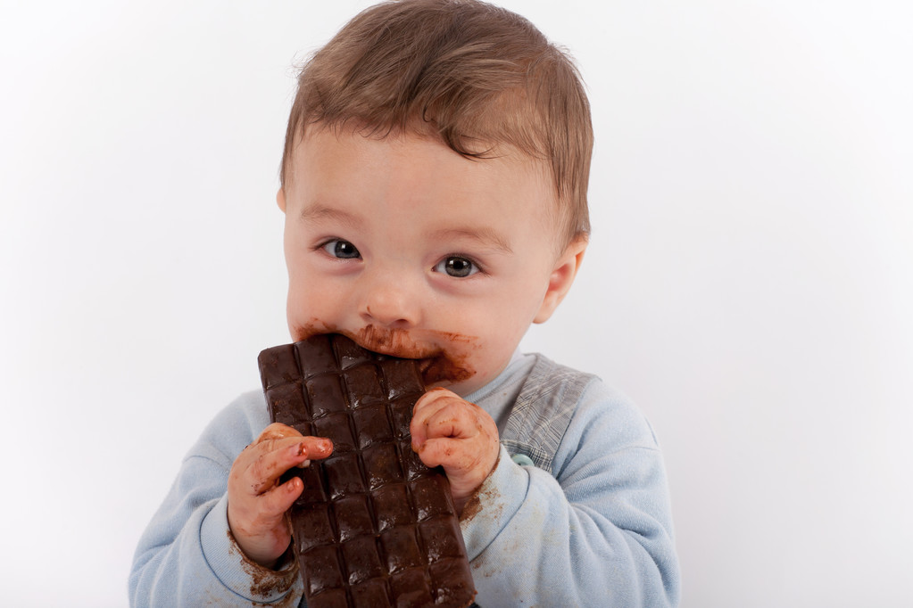 Дитину, їдять шоколад
 - Фото, зображення