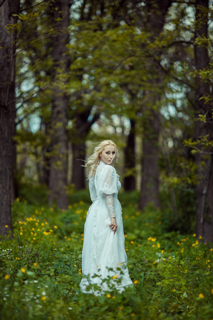 Красивая блондинка в цветущем лиловом саду. Винтажная концепция невесты
 - Фото, изображение