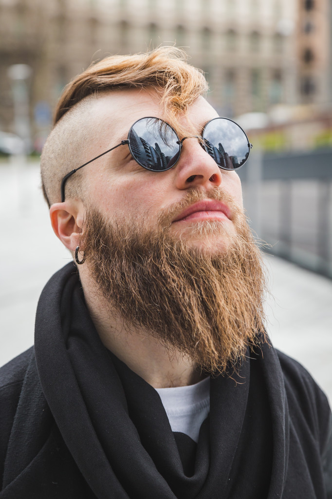 Elegante uomo barbuto in posa per strada
 - Foto, immagini