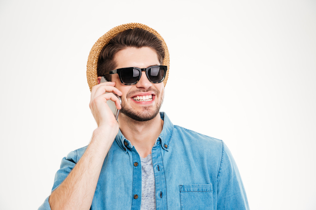 Zbliżenie atrakcyjny człowiek rozmawia na telefon komórkowy i uśmiechnięty - Zdjęcie, obraz