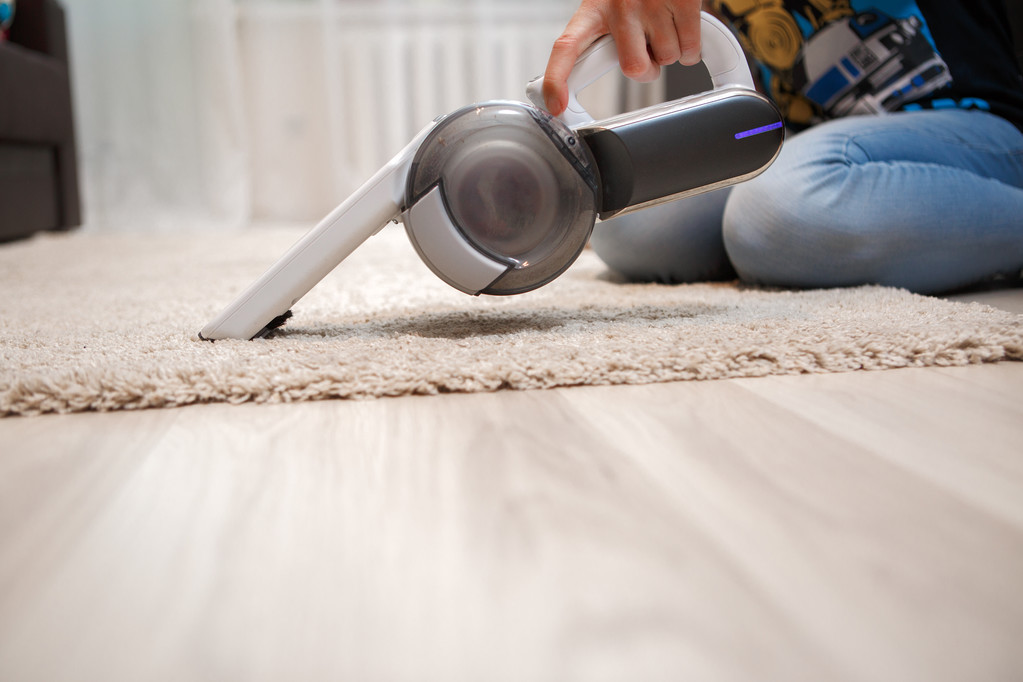 Limpieza de alfombras en casa aspiradora recargable portátil
 - Foto, imagen