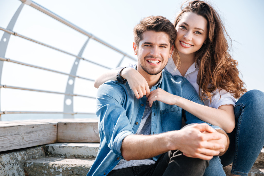 Porträt eines glücklichen jungen Paares, das sich umarmt - Foto, Bild