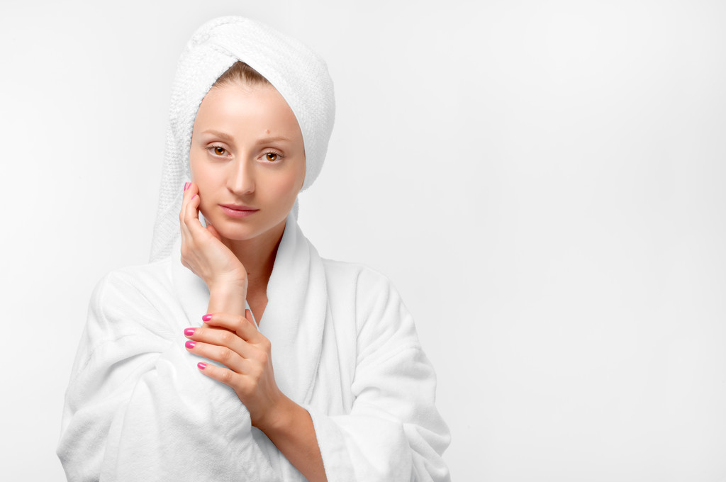 Szépség portréja nő visel egy törülközőt és fehér fürdőköpeny - Fotó, kép