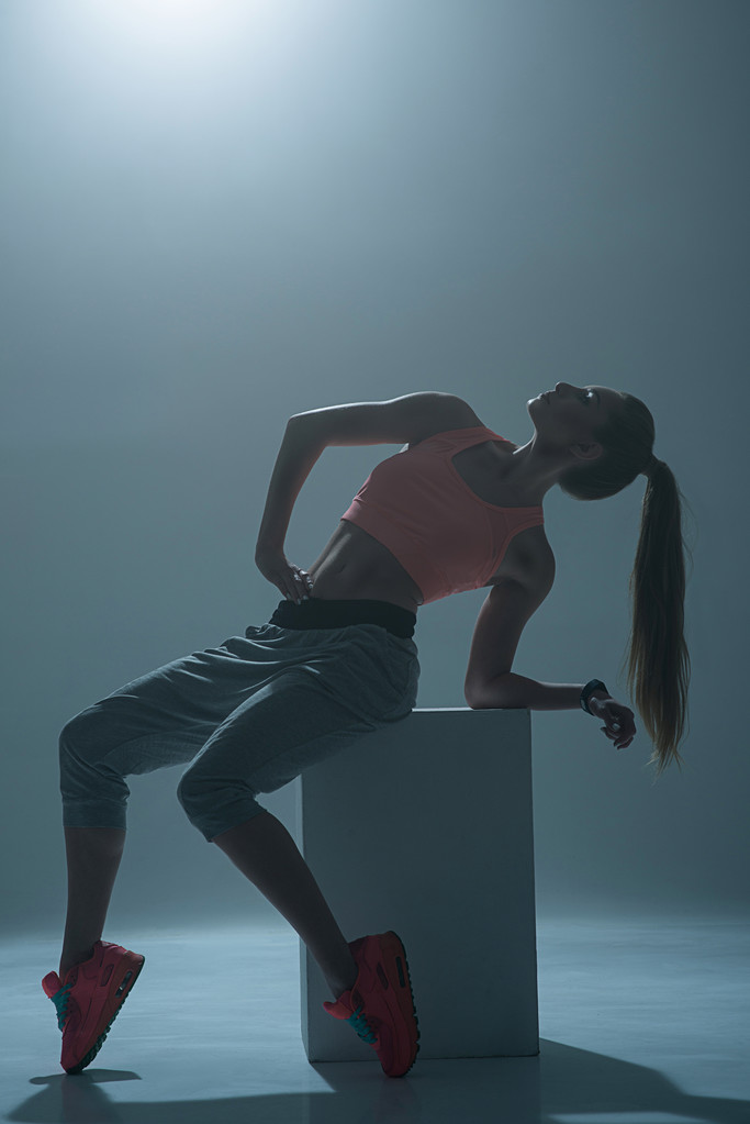 Usta sportif kız aspirasyon ile dans ediyor - Fotoğraf, Görsel