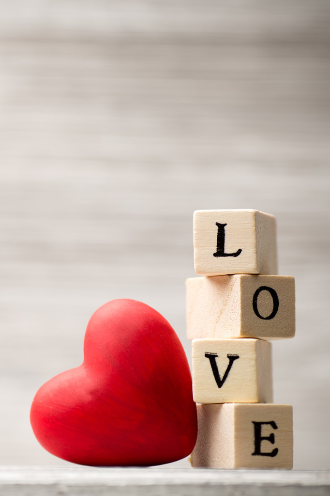 Corazón. Escrito en bloques de madera amor y corazón rojo
. - Foto, imagen
