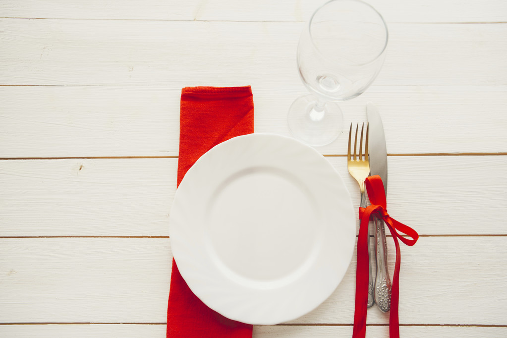 Kés, Villa, étel, fából készült asztal fölé - Fotó, kép